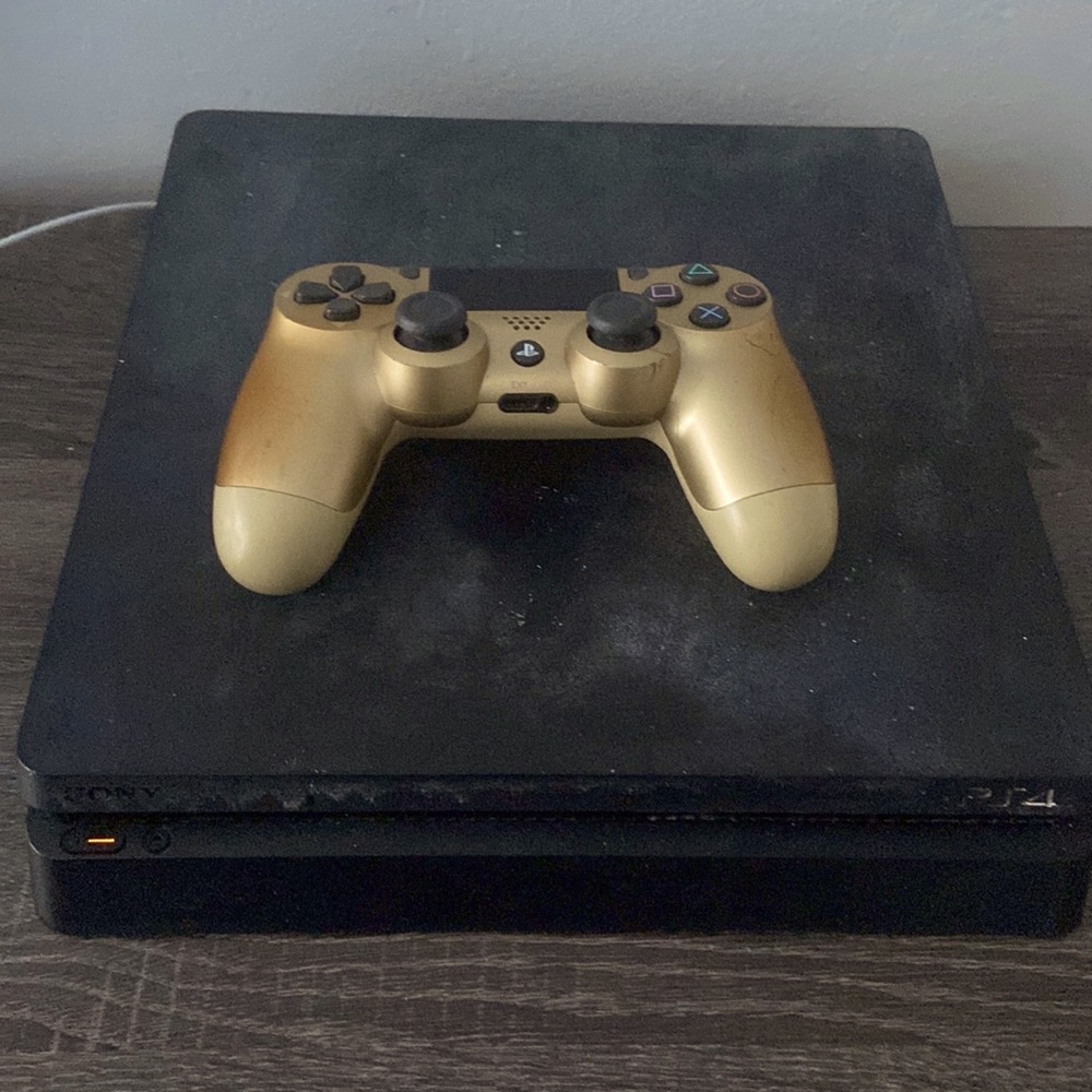 PS4 and golden controller cover has paint, but works perfectly fine
